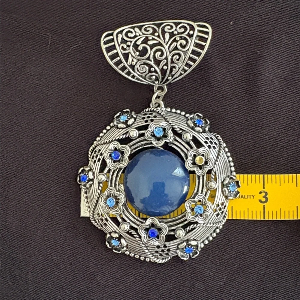 Elegant Blue Pendant Necklace, missing a stone on pendant - Picture 9 of 11